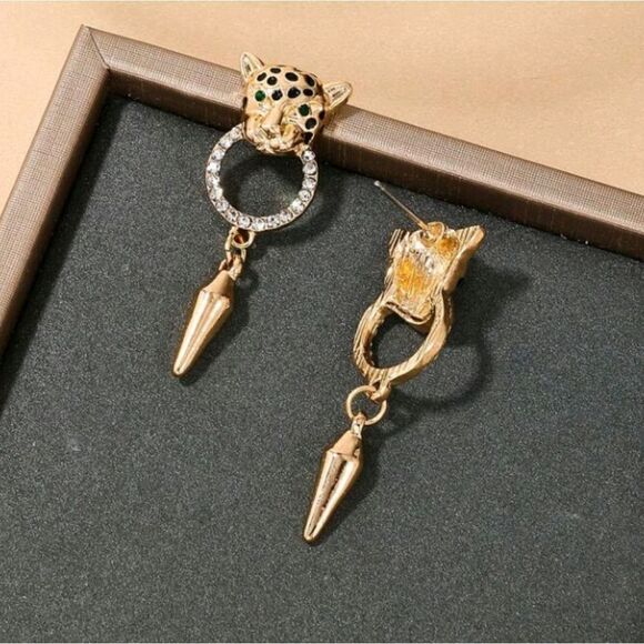 Leopard Holding Ring and Gold Plated Zir Leopard Tassel Earrings - Picture 5 of 5